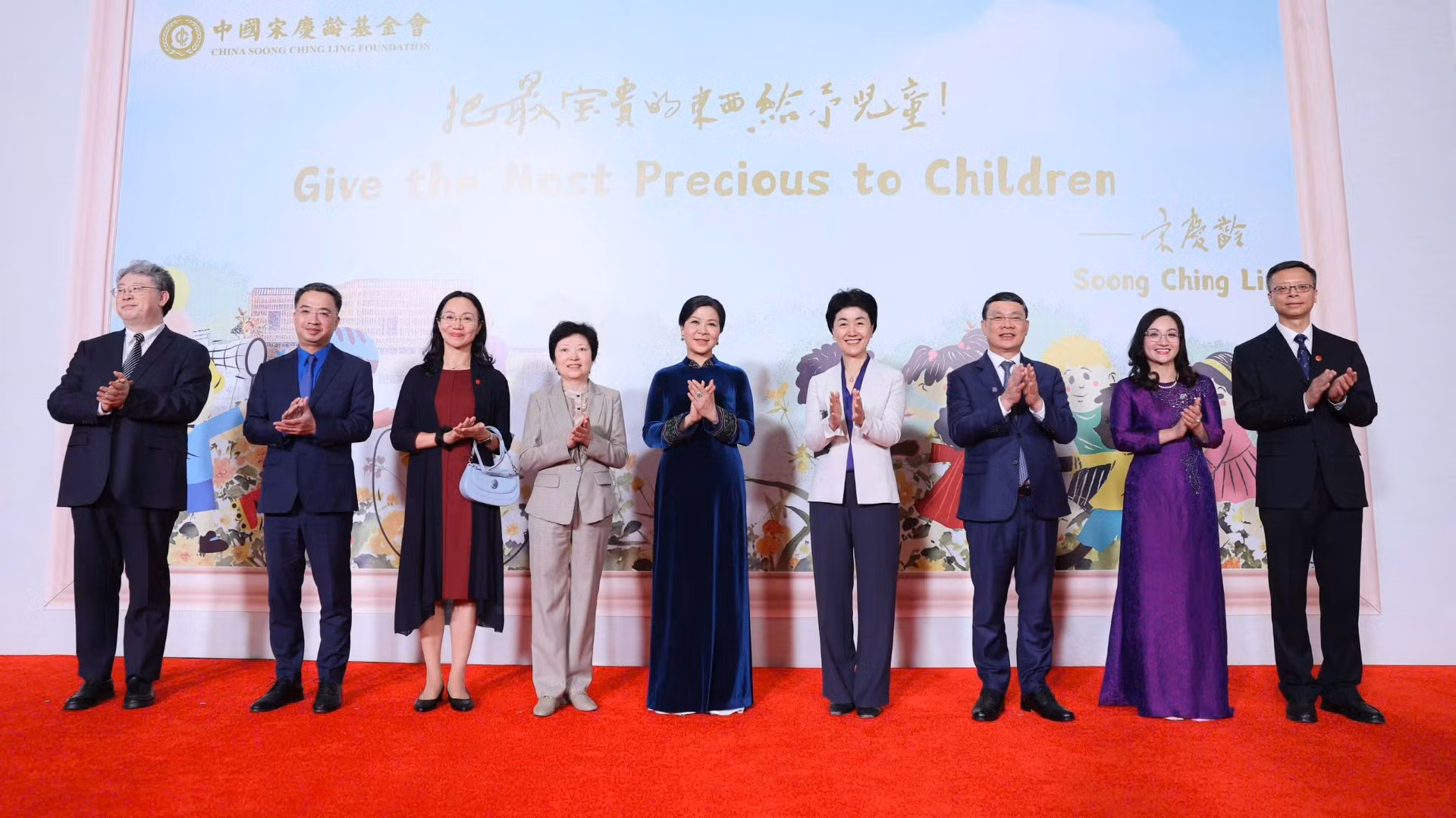 Phu nhân Tổng Bí thư, Chủ tịch nước Tô Lâm cùng các đại biểu tại Trung tâm giao lưu Khoa học văn hóa thanh thiếu niên Tống Khánh Linh.