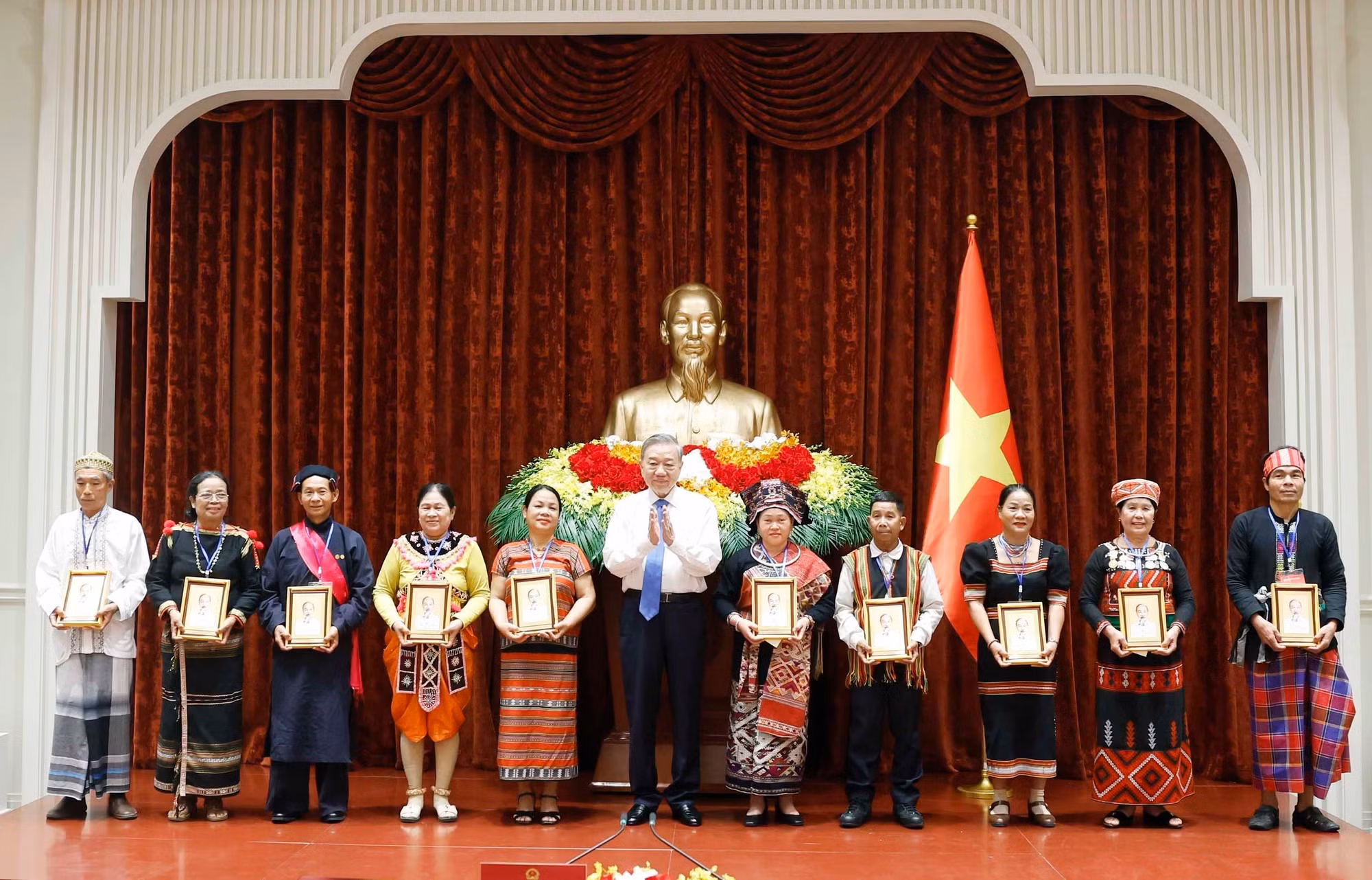 vna-potal-tong-bi-thu-chu-tich-nuoc-tiep-cac-gia-lang-truong-ban-nghe-nhan-nguoi-co-uy-tin-tieu-bieu-toan-quoc-8709697.jpg