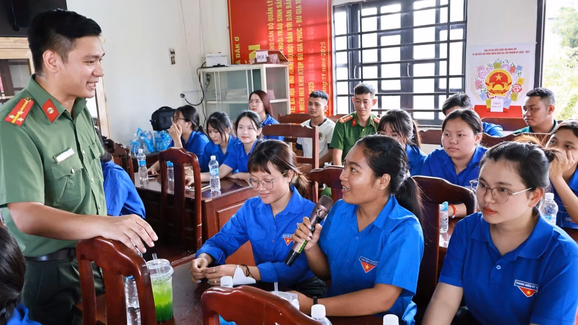 Các bạn Đoàn thanh niên xã Đắk Ơ tuyên truyền pháp luật và biện pháp phòng, chống tệ nạn xã hội, ma túy.