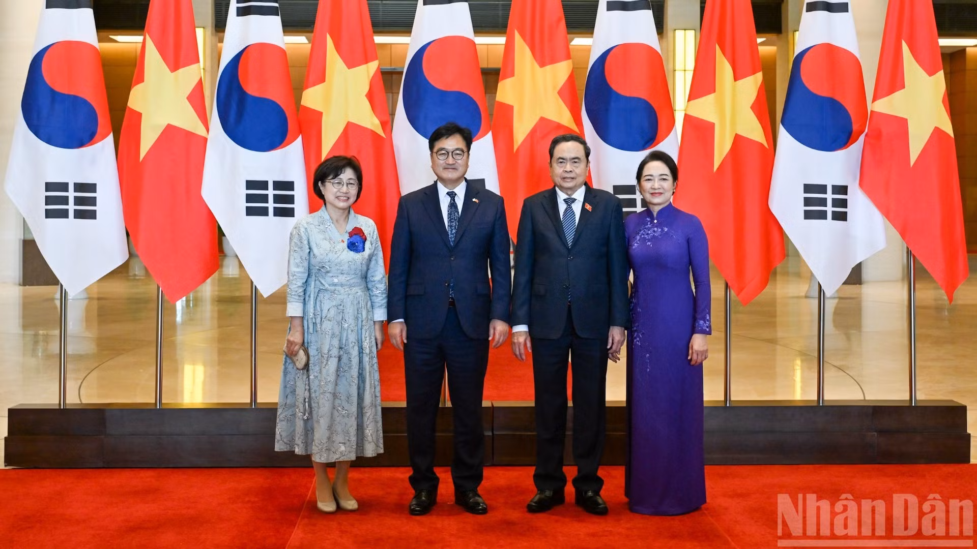 Chủ tịch Quốc hội Trần Thanh Mẫn và Phu nhân Nguyễn Thị Thanh Nga và Chủ tịch Quốc hội Hàn Quốc Woo Won Shik và Phu nhân Shin Kyunghye tại lễ đón. (Ảnh: DUY LINH)