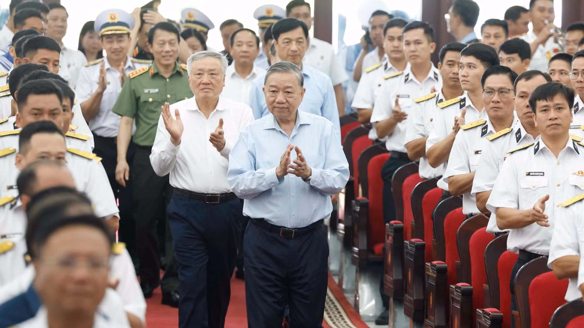 Tổng Bí thư Tô Lâm đến thăm, làm việc với Vùng 5 Hải quân. (Ảnh: Thống Nhất/TTXVN) 