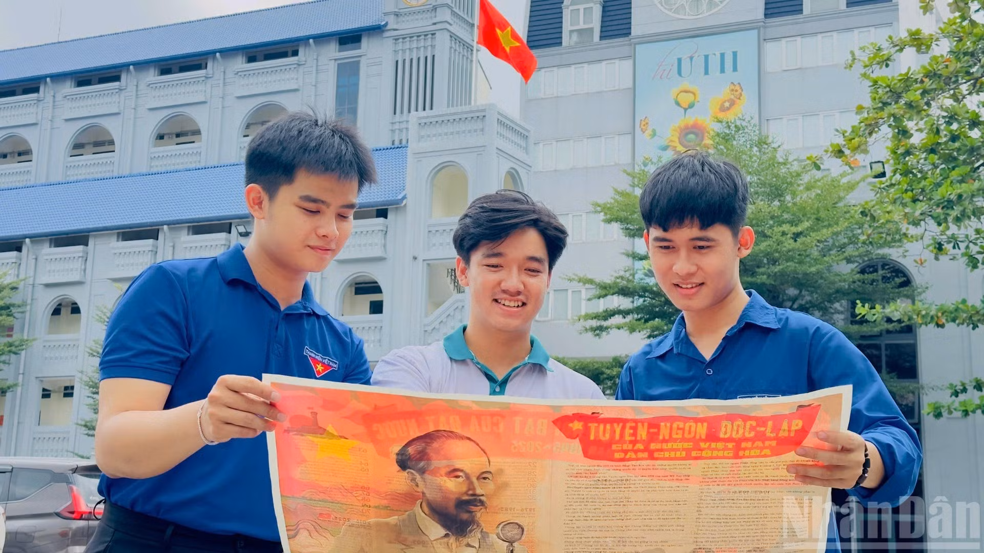 Đông đảo độc giả đón nhận phụ san mừng 80 năm Quốc khánh nước Cộng hòa xã hội chủ nghĩa Việt Nam.