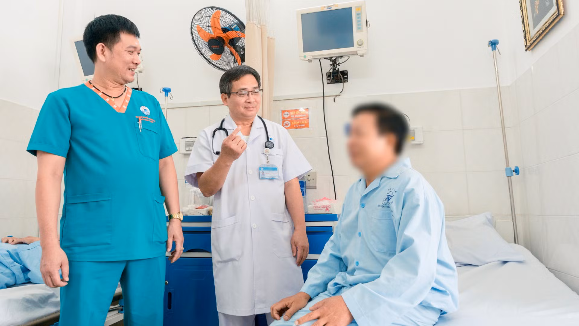 Bác sĩ Bệnh viện Thống Nhất thăm khám bệnh nhân sau thực hiện can thiệp bằng PFA. (Ảnh: LÊ KHOA)