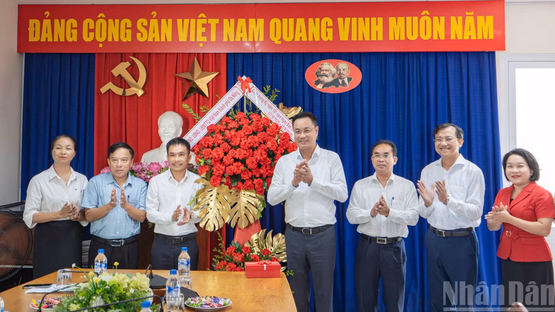 Bí thư Thành ủy Đà Nẵng Lê Ngọc Quang cùng đoàn công tác chúc mừng Cơ quan đại diện Báo Nhân Dân tại miền trung-Tây Nguyên.
