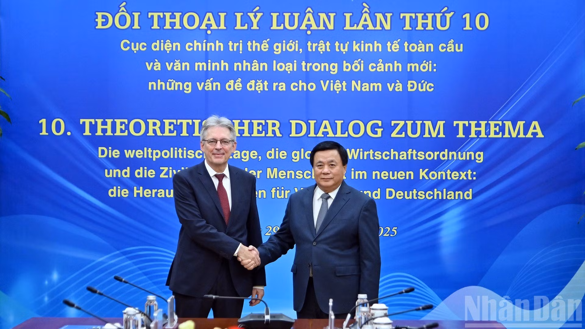 Trưởng đoàn đại biểu Đảng Cộng sản Việt Nam Nguyễn Xuân Thắng và Trưởng đoàn đại biểu Đảng Dân chủ Xã hội Đức Achim Post tại đối thoại.