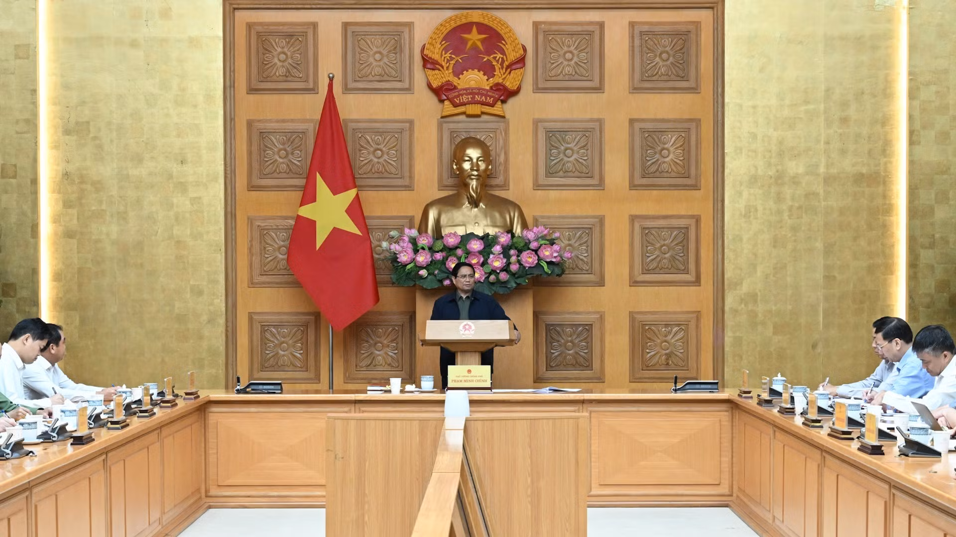 Thủ tướng Phạm Minh Chính chủ trì cuộc họp khẩn với các bộ, ngành bàn giải pháp khắc phục hậu quả mưa lũ ở các tỉnh miền trung.