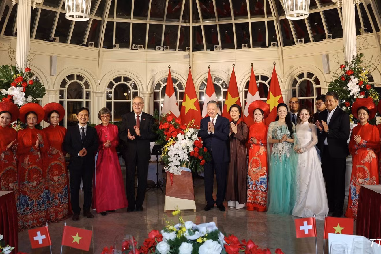 Tổng Bí thư, Chủ tịch nước Tô Lâm và Phu nhân Ngô Phương Ly cùng Tổng thống Thụy Sĩ Guy Parmelin và Phu nhân Caroline Parmelin tặng hoa cho các nghệ sĩ. (Ảnh: TTXVN)