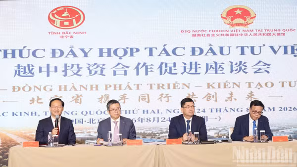 Lãnh đạo Đại sứ quán Việt Nam tại Trung Quốc và tỉnh Bắc Ninh chủ trì phiên hỏi đáp, trao đổi về chính sách thu hút đầu tư.