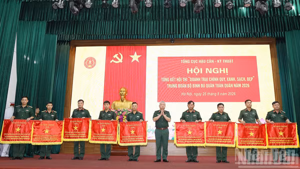 Thượng tướng Nguyễn Quang Ngọc, Ủy viên Trung ương Đảng, Thứ trưởng Quốc phòng trao Cờ của Bộ Quốc phòng tặng 9 tập thể có thành tích xuất sắc trong tham gia hội thi. (Ảnh: QUỲNH HƯƠNG)
