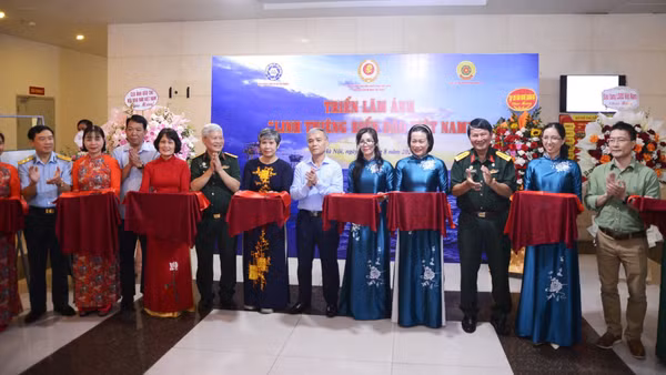 Khai mạc triển lãm "Linh thiêng biển đảo Việt Nam". (Ảnh: HOÀNG LINH)