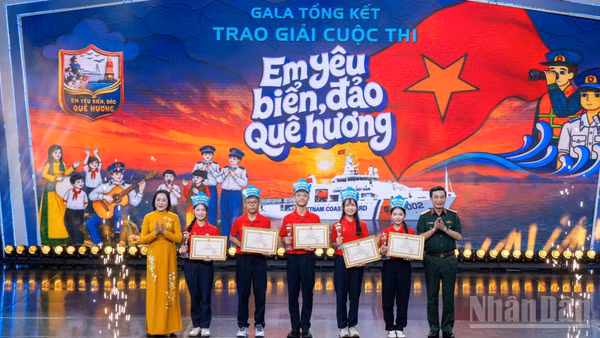 Đại tướng Phan Văn Giang, Ủy viên Bộ Chính trị, Phó Bí thư Quân ủy Trung ương, Phó Thủ tướng Chính phủ, Bộ trưởng Quốc phòng và Đồng chí Nguyễn Thị Thanh, Ủy viên Trung ương Đảng, Phó Chủ tịch Quốc hội trao Giải Nhất cho Đội Bạch Long Vĩ (Hải Phòng). (Ảnh: ĐỨC TĨNH)
