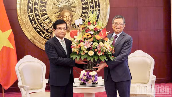 Đại sứ Lào tại Trung Quốc Somphone Sichaleun tặng hoa Đại sứ Việt Nam tại Trung Quốc Phạm Thanh Bình chúc mừng 81 năm Quốc khánh Việt Nam. (Ảnh: VI SA)