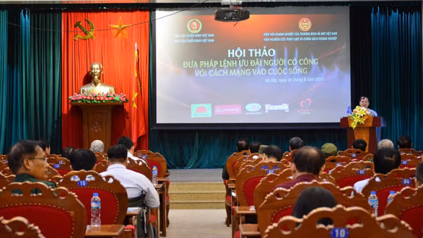 Quang cảnh hội thảo “Đưa Pháp lệnh Ưu đãi người có công với cách mạng vào cuộc sống”. (Ảnh: VŨ MINH)