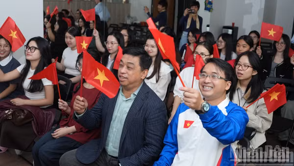 Các sinh viên tham dự xem truyền hình trực tiếp chương trình nghệ thuật chính luận “Tổ quốc trong tim” được livestream trên các nền tảng số chính thức của Báo Nhân Dân. 