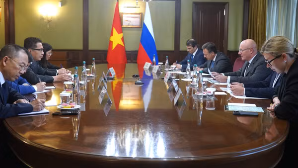 Đại sứ Đặng Minh Khôi gặp làm việc với Phó Thủ tướng Nga Dmitry Chernyshenko. (Ảnh: THANH THỂ)