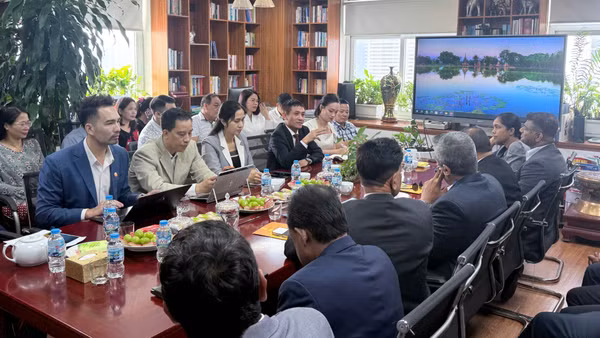 Đại diện lãnh đạo Hiệp hội Khởi nghiệp Quốc gia trao đổi với đoàn đại diện Phòng Thương mại và Công nghiệp Sri Lanka về phương hướng hợp tác trong thời gian tới. (Ảnh: HOÀNG TÂM) 