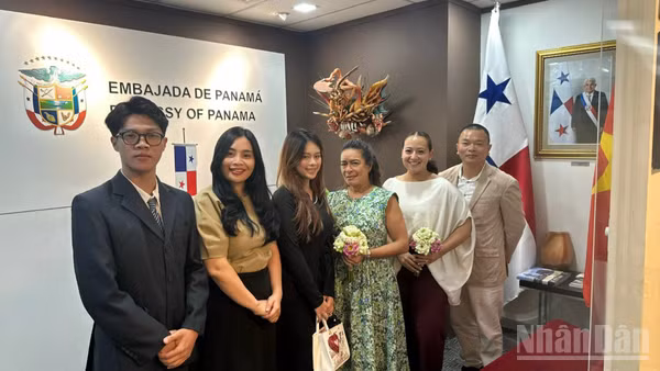 Bà Nubiela Ayala Modes, Đại sứ Đặc mệnh toàn quyền nước Cộng hòa Panama tại Việt Nam (thứ 3 từ phải sang), làm việc với các doanh nghiệp du lịch và công nghệ của Việt Nam. 