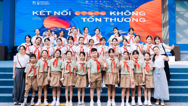Khởi động Chiến dịch “Không Một Mình” mùa thứ hai với chủ đề “Kết nối không tổn thương”. (Ảnh: Ban tổ chức cung cấp)