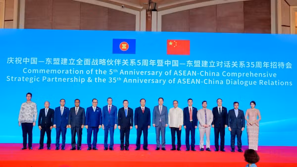Các vị lãnh đạo, đại biểu, quan khách chụp ảnh chung tại lễ kỷ niệm. (Ảnh: BTC)