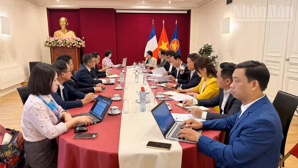 Đoàn công tác của Văn phòng Trung ương Đảng làm việc với Đại sứ quán Việt Nam tại Pháp. (Ảnh: KHẢI HOÀN)