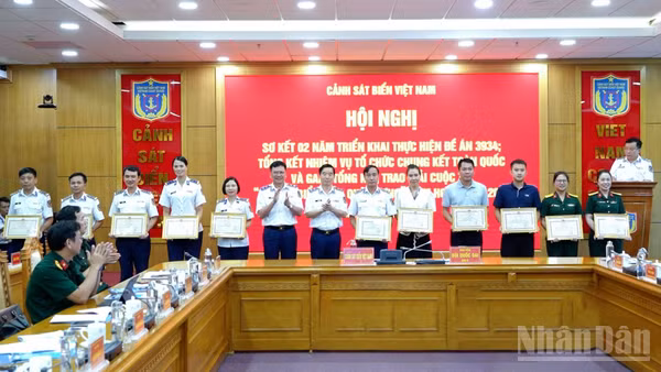 Thủ trưởng Cảnh sát biển Việt Nam khen thưởng các tập thể có thành tích xuất sắc trong tham mưu, phối hợp, tổ chức Chung kết toàn quốc và Gala tổng kết, trao giải Cuộc thi “Em yêu biển, đảo quê hương” năm học 2025-2026. (Ảnh: ĐỨC TĨNH)