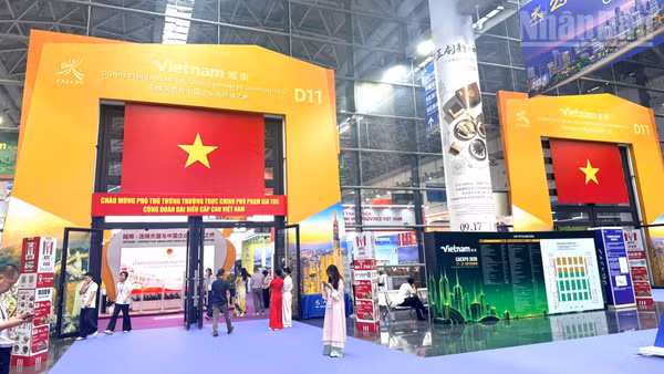 Khu gian hàng quốc gia Việt Nam được trang trí rực rỡ, nằm nổi bật giữa khu gian hàng quốc tế trong Trung tâm Hội chợ triển lãm Nam Ninh. (Ảnh: HỮU HƯNG)