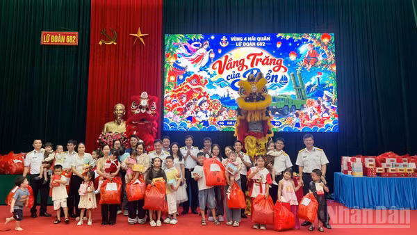 Trao quà Trung thu tặng các em thiếu nhi. (Ảnh: PHONG KHANH)