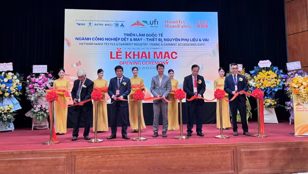 Các đại biểu cắt băng khai mạc triển lãm. (Ảnh: Ban tổ chức cung cấp)