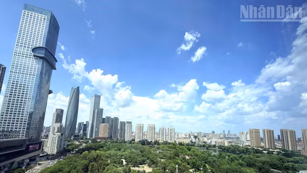 Các dự án bất động sản cao tầng ở trung tâm thành phố Thẩm Dương, tỉnh Liêu Ninh, Trung Quốc. (Ảnh: HỮU HƯNG)