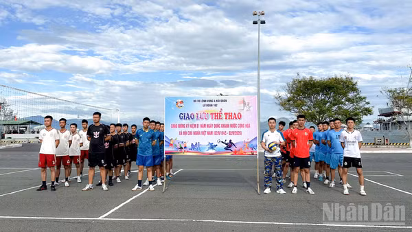 Giao lưu bóng chuyền giữa các đội tuyển trong Lữ đoàn. (Ảnh: TẤT THẮNG)