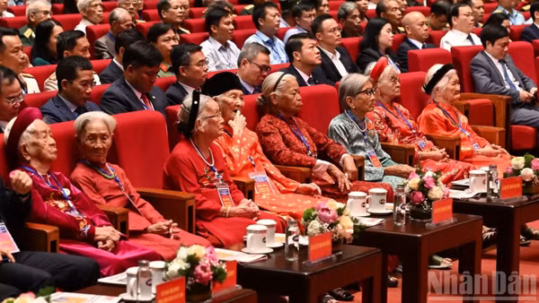 Các đại biểu Mẹ Việt Nam Anh hùng dự Hội nghị tri ân người có công với cách mạng toàn quốc năm 2026. (Ảnh: TRẦN HẢI)