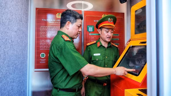 Hà Nội là địa phương đầu tiên trên cả nước triển khai thí điểm Kiosk Trạm Cảnh sát thông minh. (Ảnh: KIÊN PHẠM)