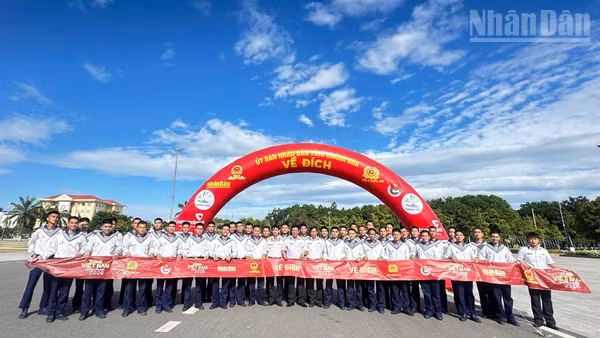 Cán bộ, chiến sĩ Vùng 4 Hải quân sôi nổi hưởng ứng hoạt động đi bộ toàn quốc "Cùng Việt Nam tiến bước" tại phường Đông Hải, tỉnh Khánh Hòa. (Ảnh: THANH HOÀNG)