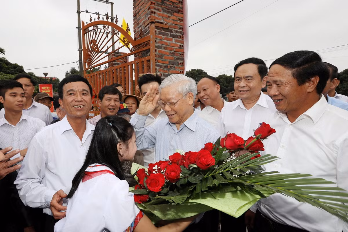 Thiếu nhi thôn Thượng Điện, xã Vinh Quang tặng hoa chào mừngTổng Bí thư Nguyễn Phú Trọng về Hải Phòng dự kỷ niệm 87 năm Ngày truyền thống Mặt trận Tổ quốc Việt Nam, ngày 15/11/2017. Ảnh: Trí Dũng-TTXVN 