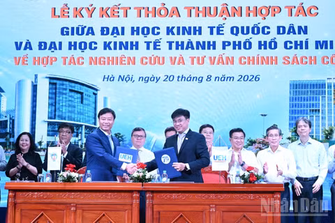 Phó Giáo sư, Tiến sĩ Bùi Đức Thọ, Bí thư Đảng ủy, Giám đốc Đại học Kinh tế Quốc dân và Phó Giáo sư, Tiến sĩ Bùi Quang Hùng, Bí thư Đảng ủy, Giám đốc Đại học Kinh tế Thành phố Hồ Chí Minh ký kết Thỏa thuận về hợp tác nghiên cứu và tư vấn chính sách công giữa hai đại học.
