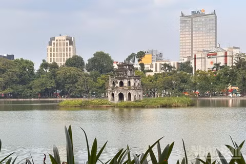 Hà Nội đang sống trong những ngày thu lịch sử với những không gian lễ hội, âm nhạc và văn hóa đặc sắc. (Ảnh: HỒNG QUÂN)