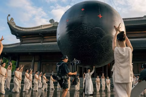 Hậu trường MV “Lá ngọc cành vàng” của ca nương Kiều Anh. (Ảnh: Antiantiart)