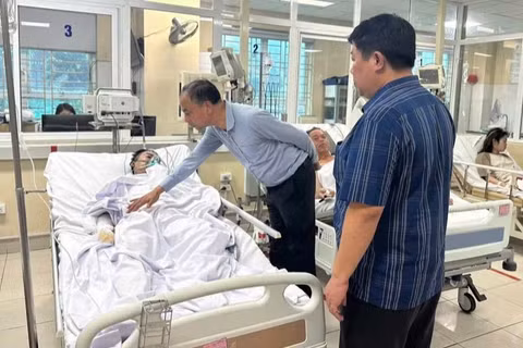 Đại diện chính quyền phường Tây Hồ đến thăm hỏi các nạn nhân vụ cháy đang được điều trị tại bệnh viện. (Ảnh: Công an Hà Nội)