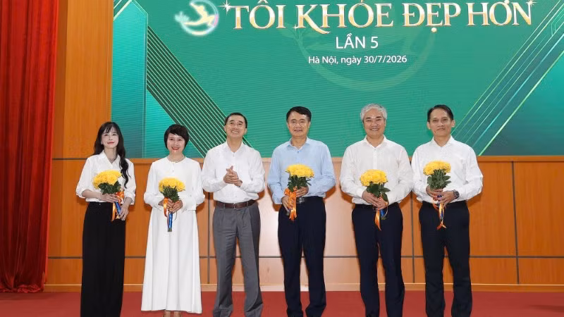 Giáo sư, Tiến sĩ Trần Văn Thuấn, Thứ trưởng Y tế tặng hoa chúc mừng Hội đồng Giám khảo cuộc thi.