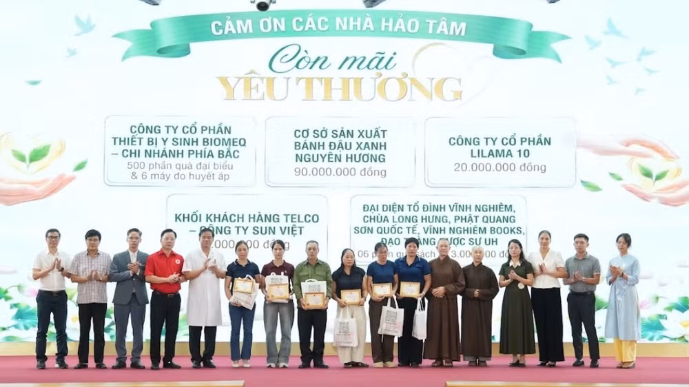 Tặng quà tri ân các gia đình hiến mô, tạng. (Ảnh: ANH DƯƠNG)