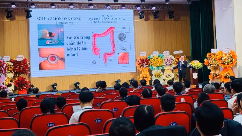 Các đại biểu nghe báo cáo và trao đổi, cập nhật những pháp điều trị mới.
