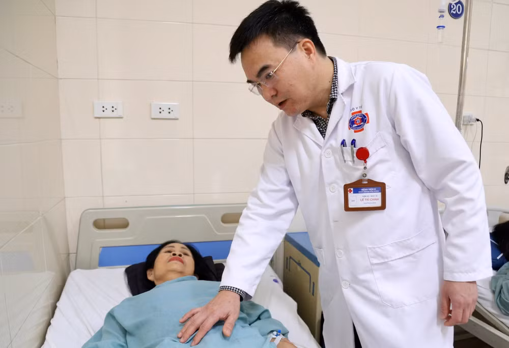 Bác sĩ kiểm tra, đánh giá tình trạng người bệnh sau phẫu thuật