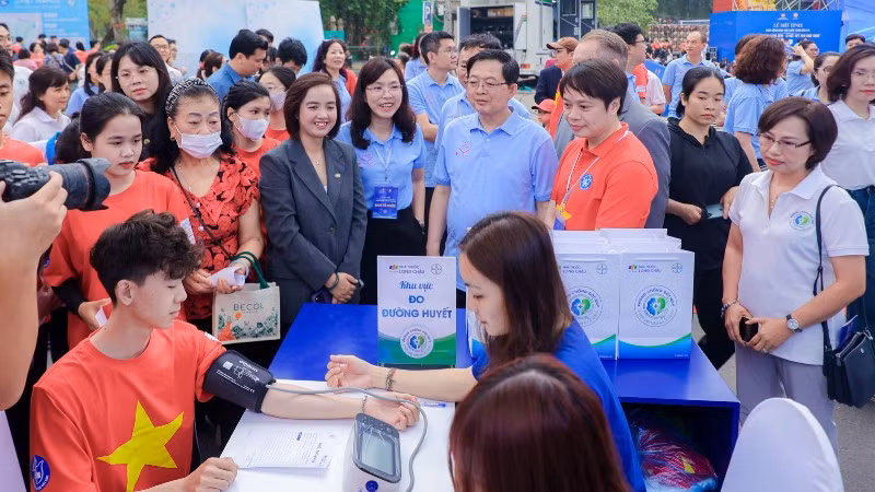 Phó Thủ tướng Hồ Quốc Dũng thăm khu vực triển khai chương trình tầm soát đột quỵ trong khuôn khổ lễ mít tinh phát động Ngày Sức khỏe toàn dân.