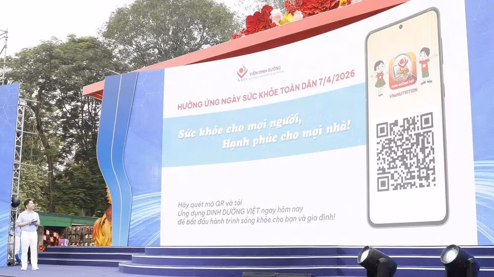 Giới thiệu Ứng dụng Dinh dưỡng Việt tại mít- tinh phát động Ngày Sức khỏe toàn dân.