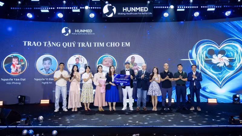 Trao tài trợ cho đại diện Chương trình "Trái tim cho em" để triển khai phẫu thuật miễn phí cho trẻ bị bệnh tim bẩm sinh.
