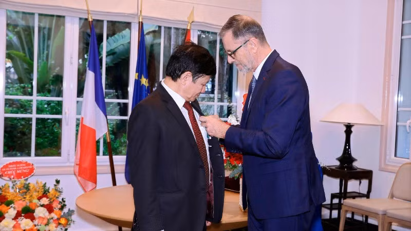 Đại sứ Pháp tại Việt Nam Olivier Brochet trao Huân chương Công trạng quốc gia tặng Giáo sư, Tiến sĩ Lê Danh Tuyên.