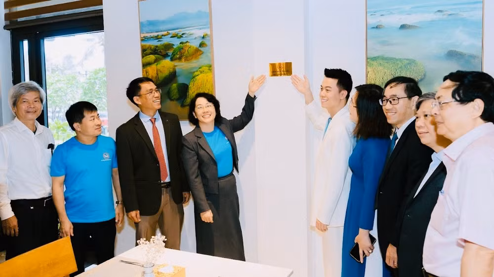 Gắn biển “Cấm hút thuốc” tại các nhà hàng, cơ sở du lịch.