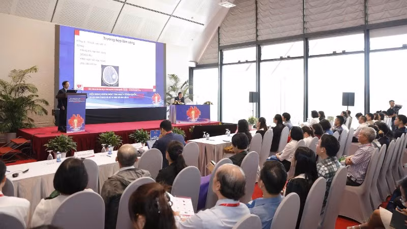 Đông đảo các chuyên gia, bác sĩ chuyên ngành tim mạch tham gia nghe và thảo luận một báo cáo chuyên đề tại Hội nghị Khoa học Tim mạch toàn quốc năm 2025.