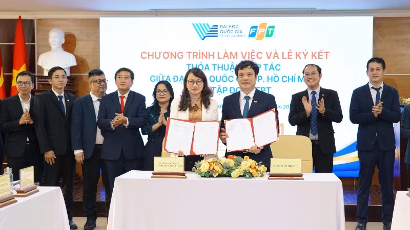 Đại diện FPT và Đại học Quốc gia Thành phố Hồ Chí Minh ký kết nội dung hợp tác.