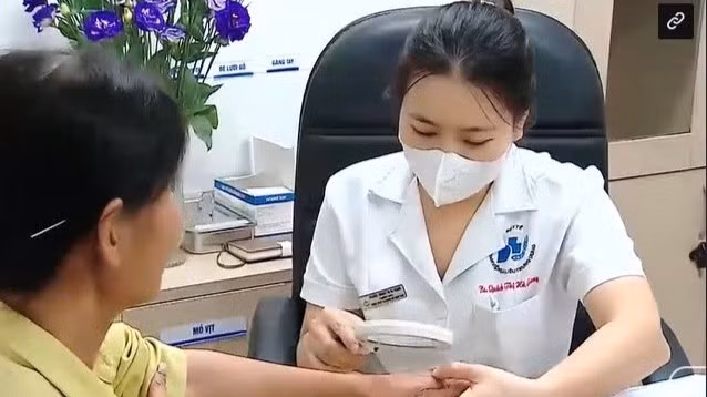 Tiến sĩ, bác sĩ Quách Thị Hà Giang thăm khám cho người bệnh mắc bệnh da liễu. (Ảnh minh họa)